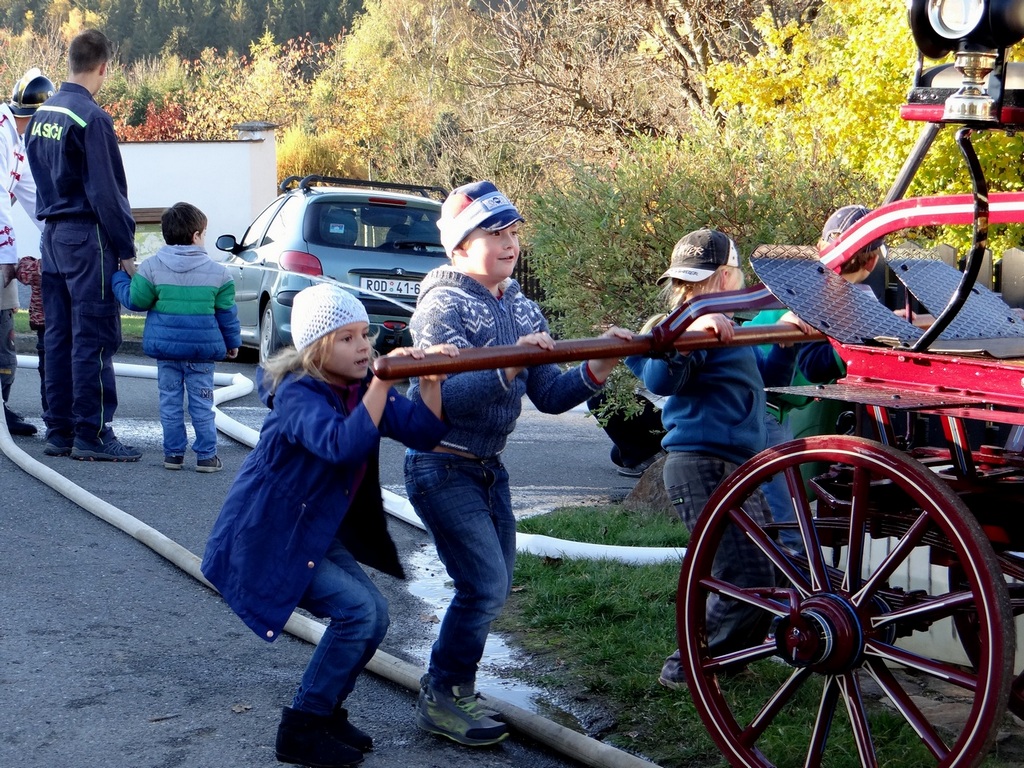 Stříkačka s mladými hasiči